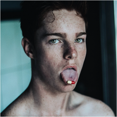 B・SYNC ON - man with capsule on tongue