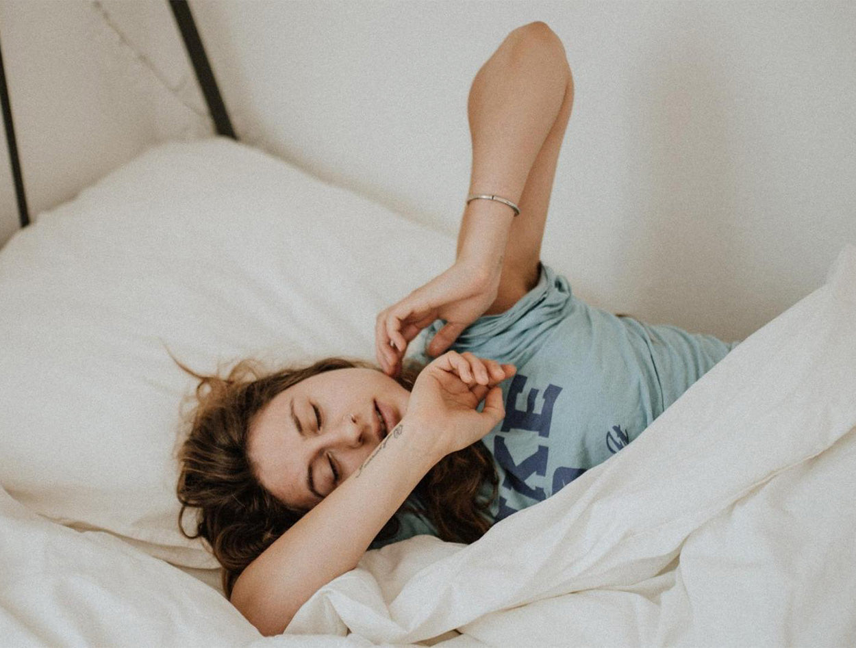 B・SYNC ON, women waking up in bed
